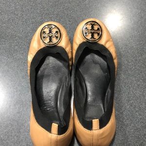 Tori Burch tan and black Carolina flats